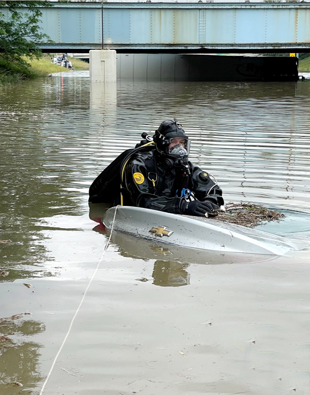Featured_msp_marine_service_diver_checks_car__det_fway__6-26-21_49365