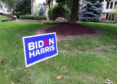 Featured_biden_lawn_sign_in_bloomfield_twp_-_twitter__abby_vegas_44955