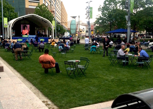 Featured_crowd_22040