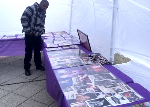 Featured_guy_looking_at_artifacts_22042
